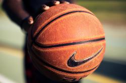 开云体育-铁血红黑踏平郁金香防线，拉亚神扑铸就关键先生传奇