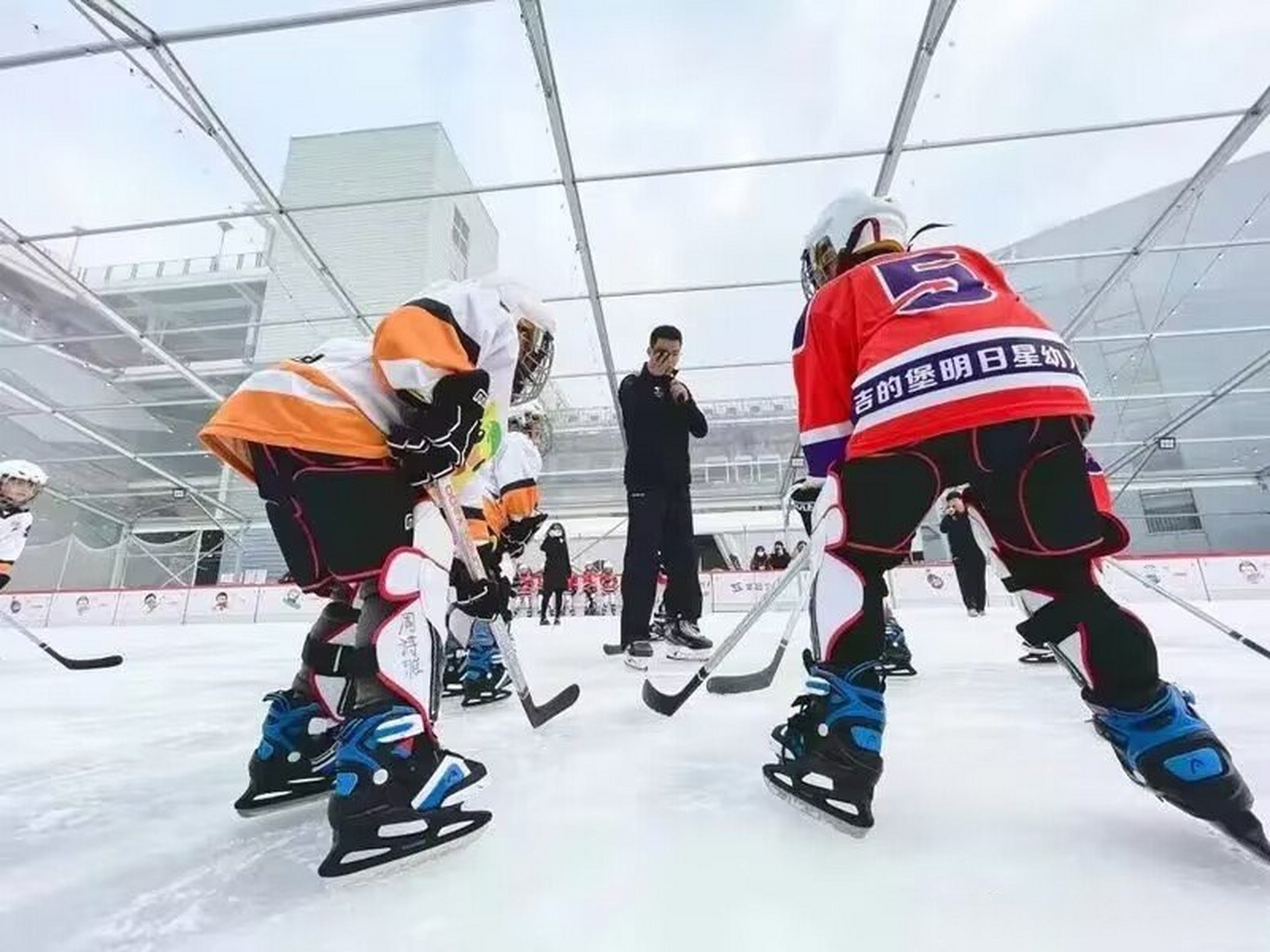 关于竞速比拼瞬间惊艳，球场气氛火爆的信息