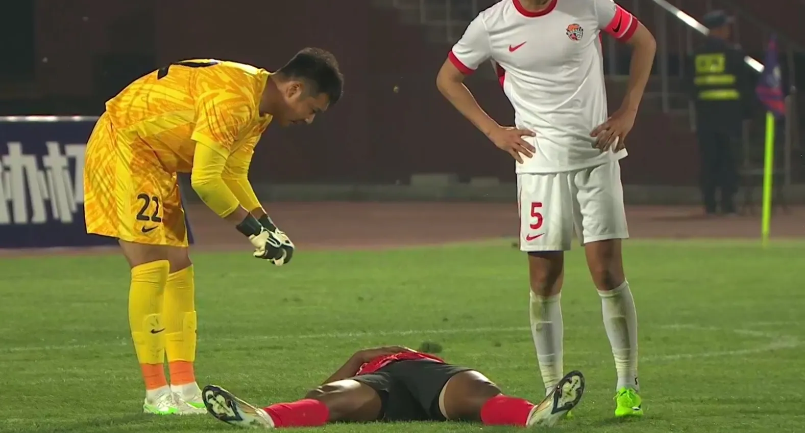 包含足球场上的“战狼”们将决出胜负的词条