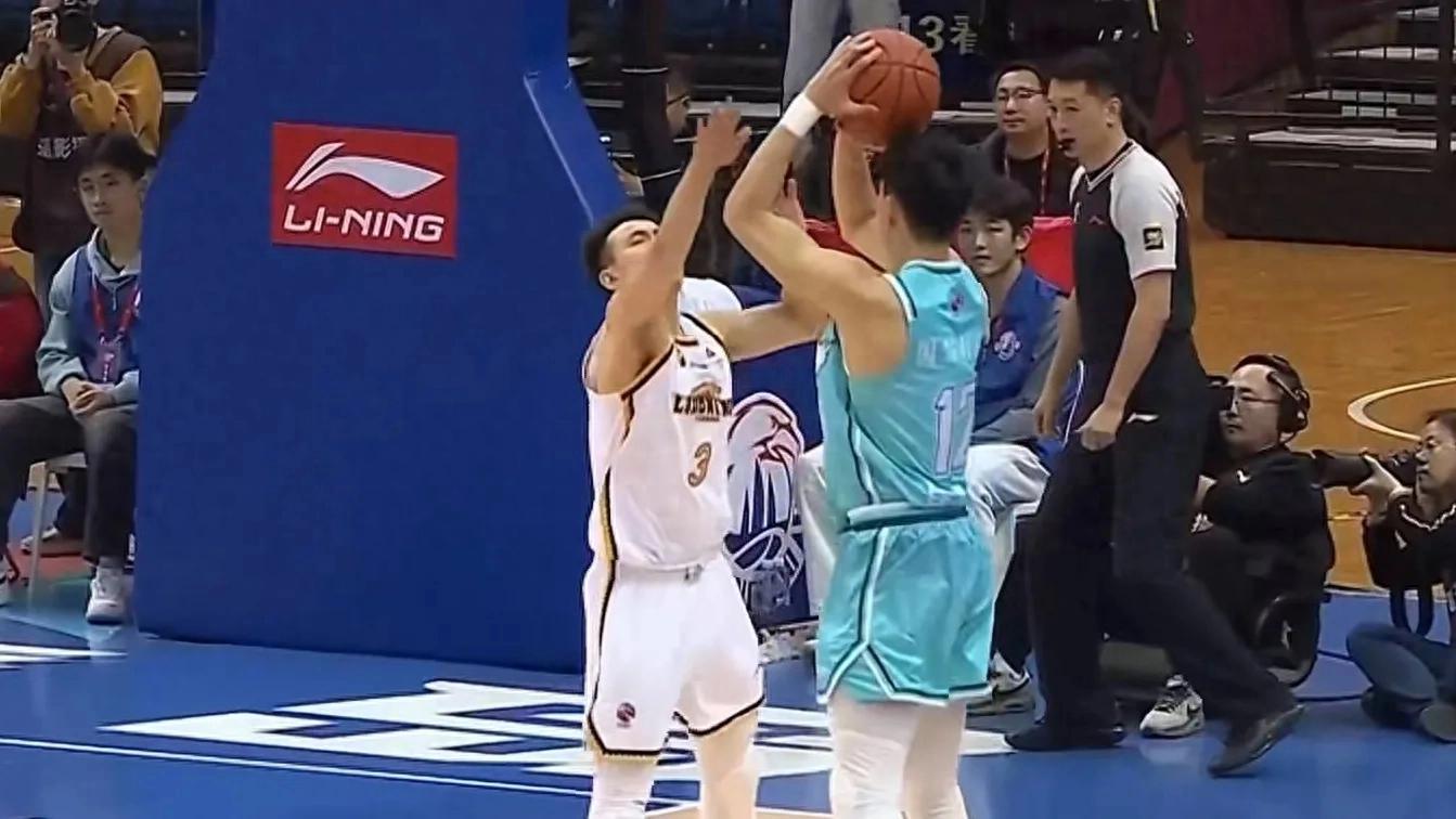 辽宁男篮战胜青岛男篮，晋级决赛