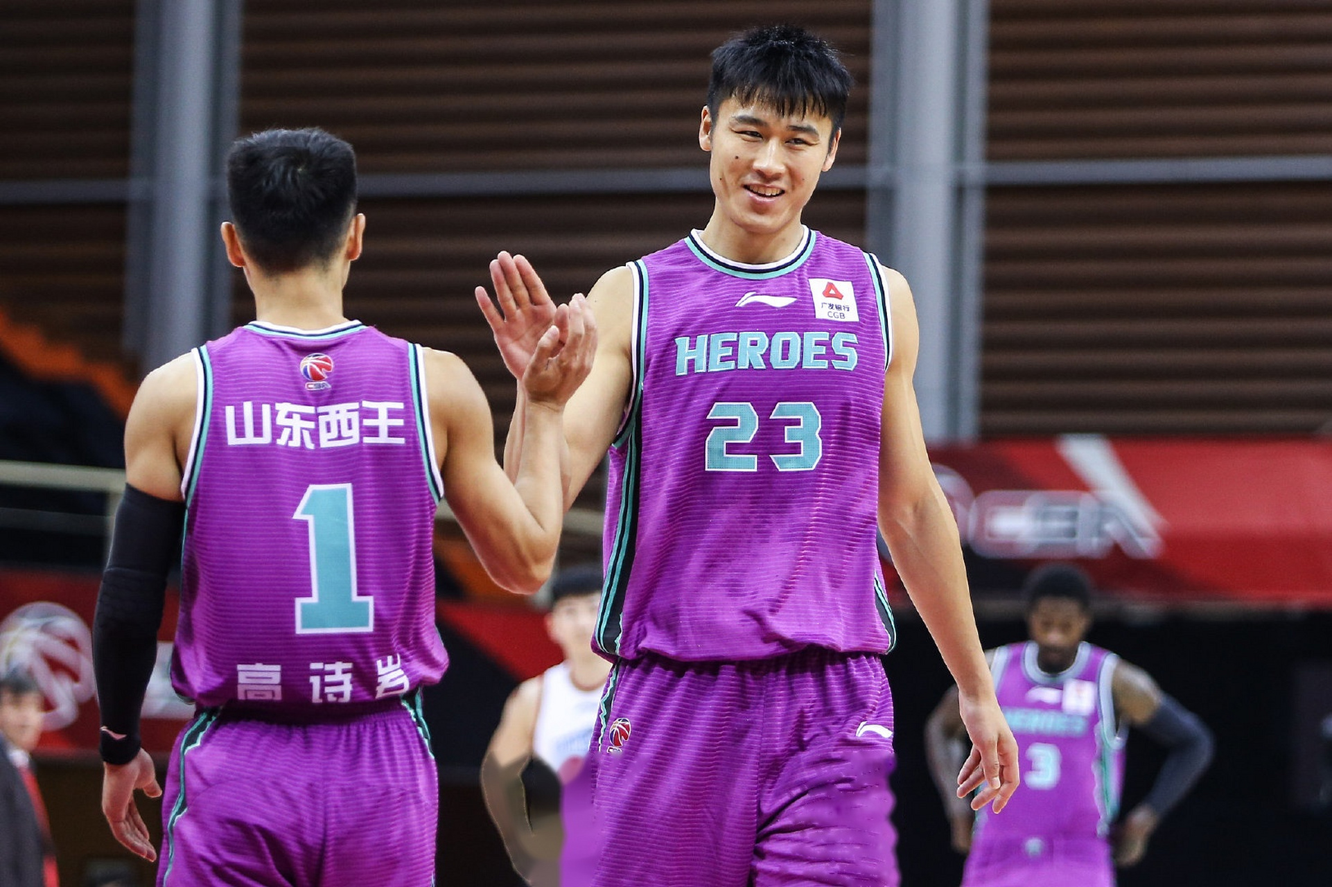 山东队力克步行者，米切尔惊艳四座的简单介绍