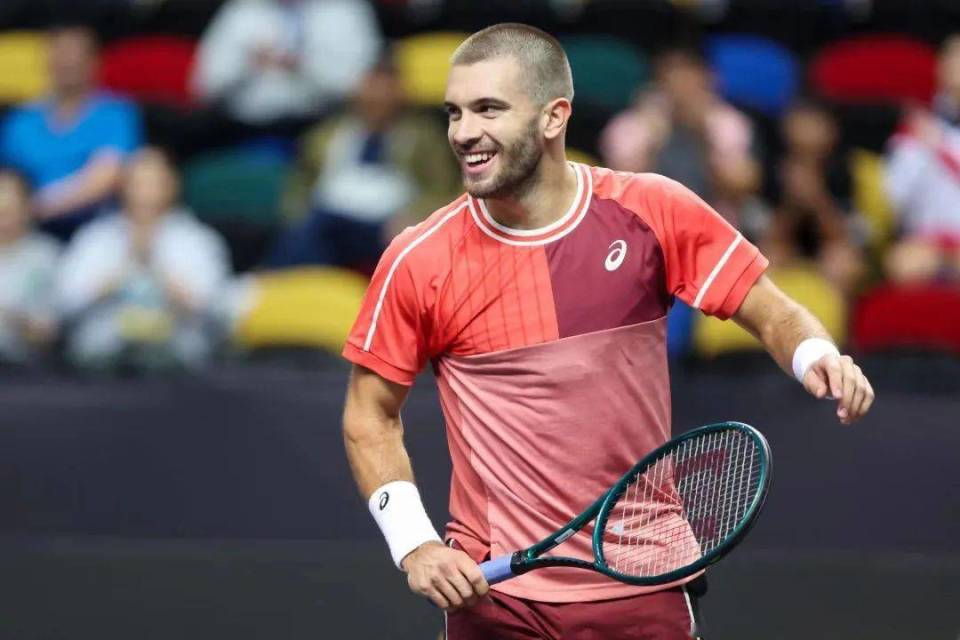 世界网球队完胜英国网球队，克耶高斯三分雨点燃全场的简单介绍