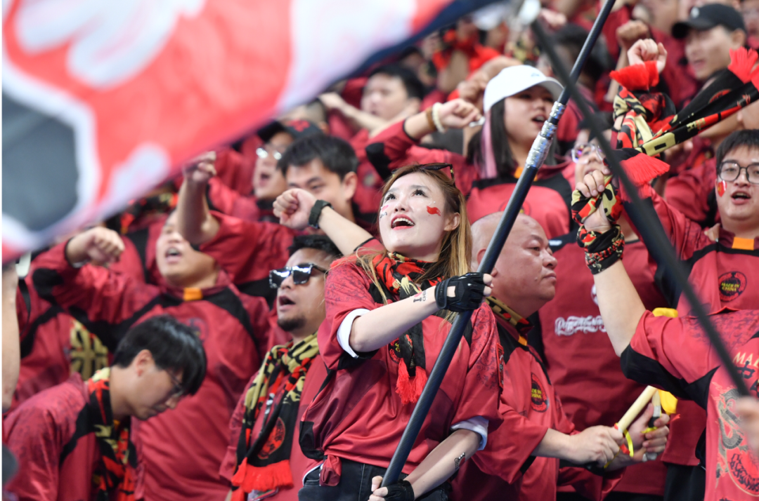 足球联赛的热门战役引发球迷热情的简单介绍