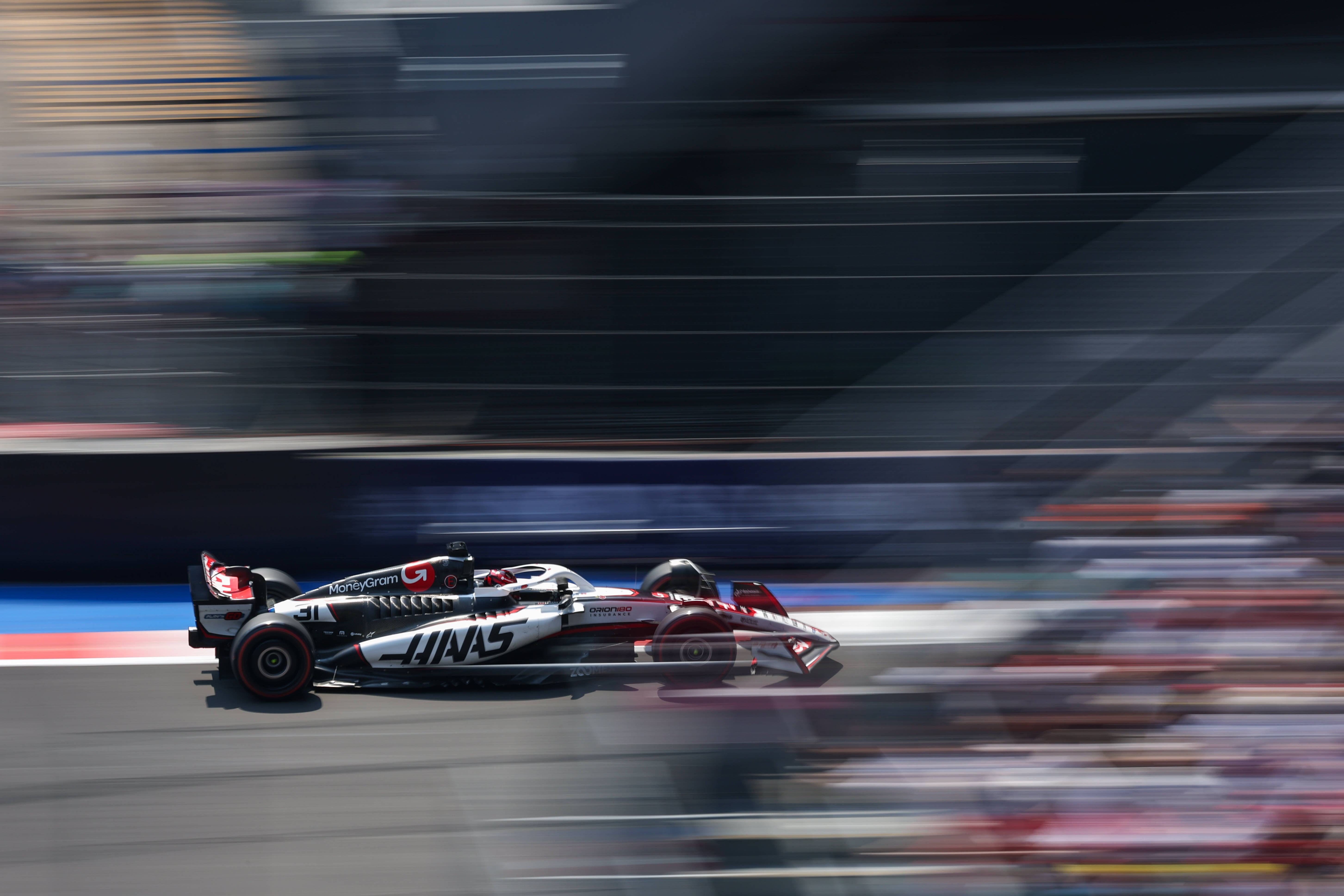 法拉利险胜哈斯车队，塞恩斯扛起全队的简单介绍