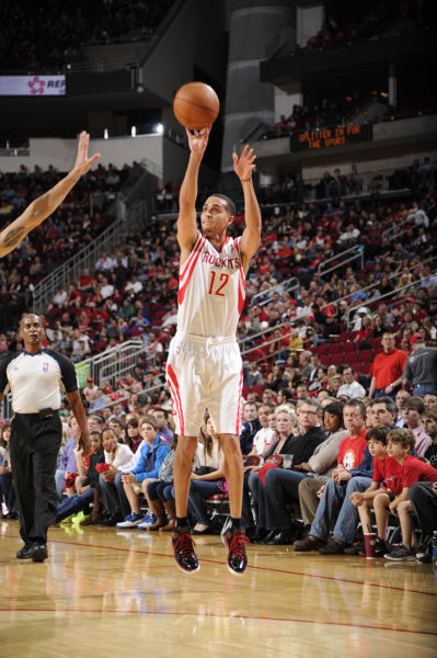 火箭险胜马刺，胡金秋状态火热的简单介绍