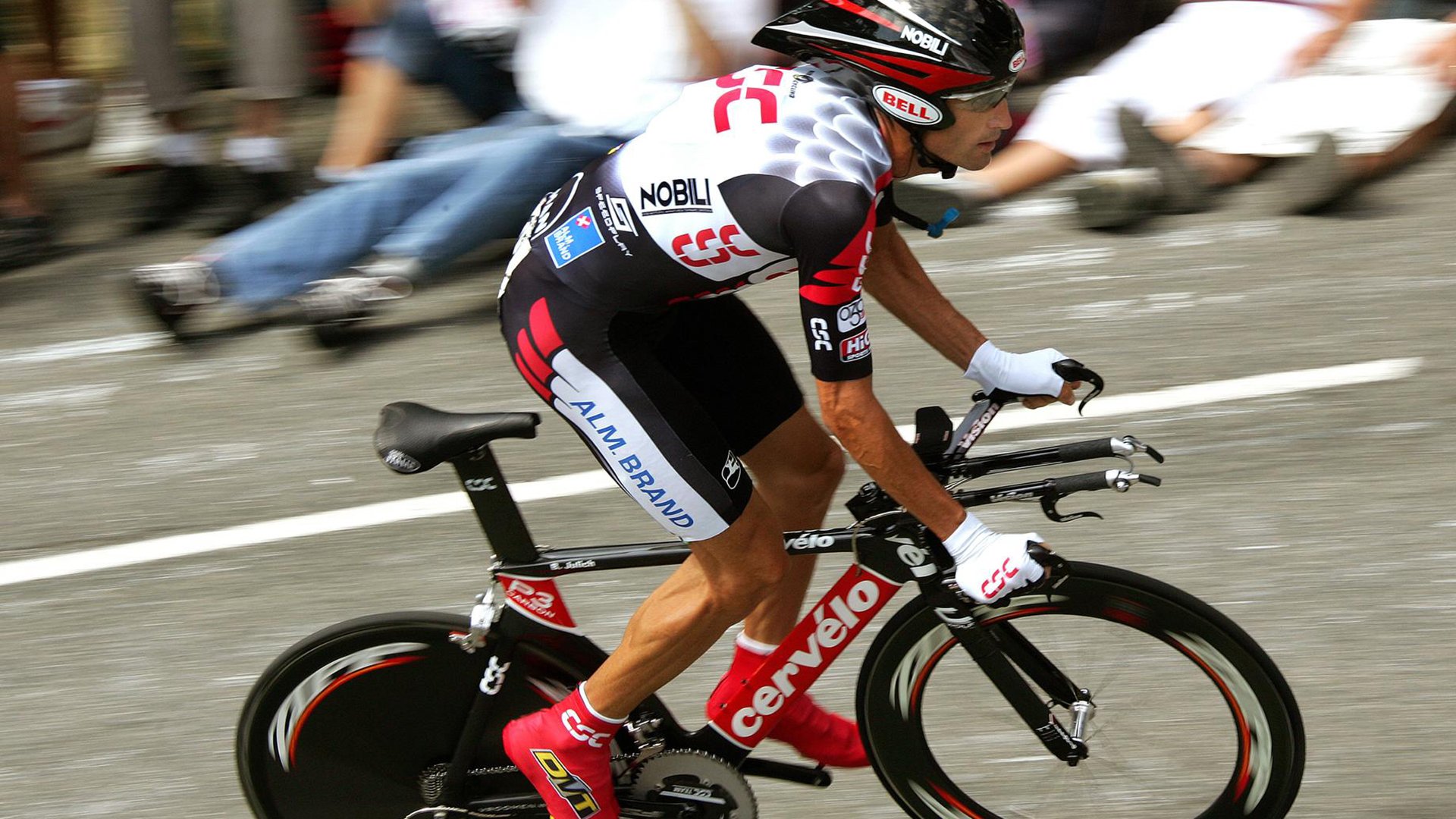 赛道与球场的双重奏，当F1引擎轰鸣遇见篮球终场哨音